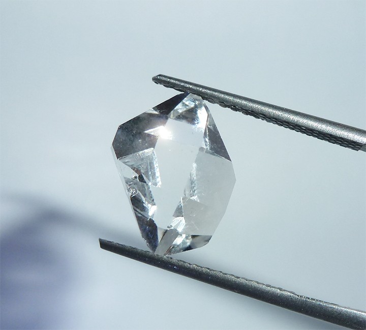 Как зарядить горный хрусталь. Кристалл горного хрусталя в краеведческом музее. Горный хрусталь в радиотехнике. Как зарядить горный хрусталь. Горный хрусталь кристалл из горного хрусталя.